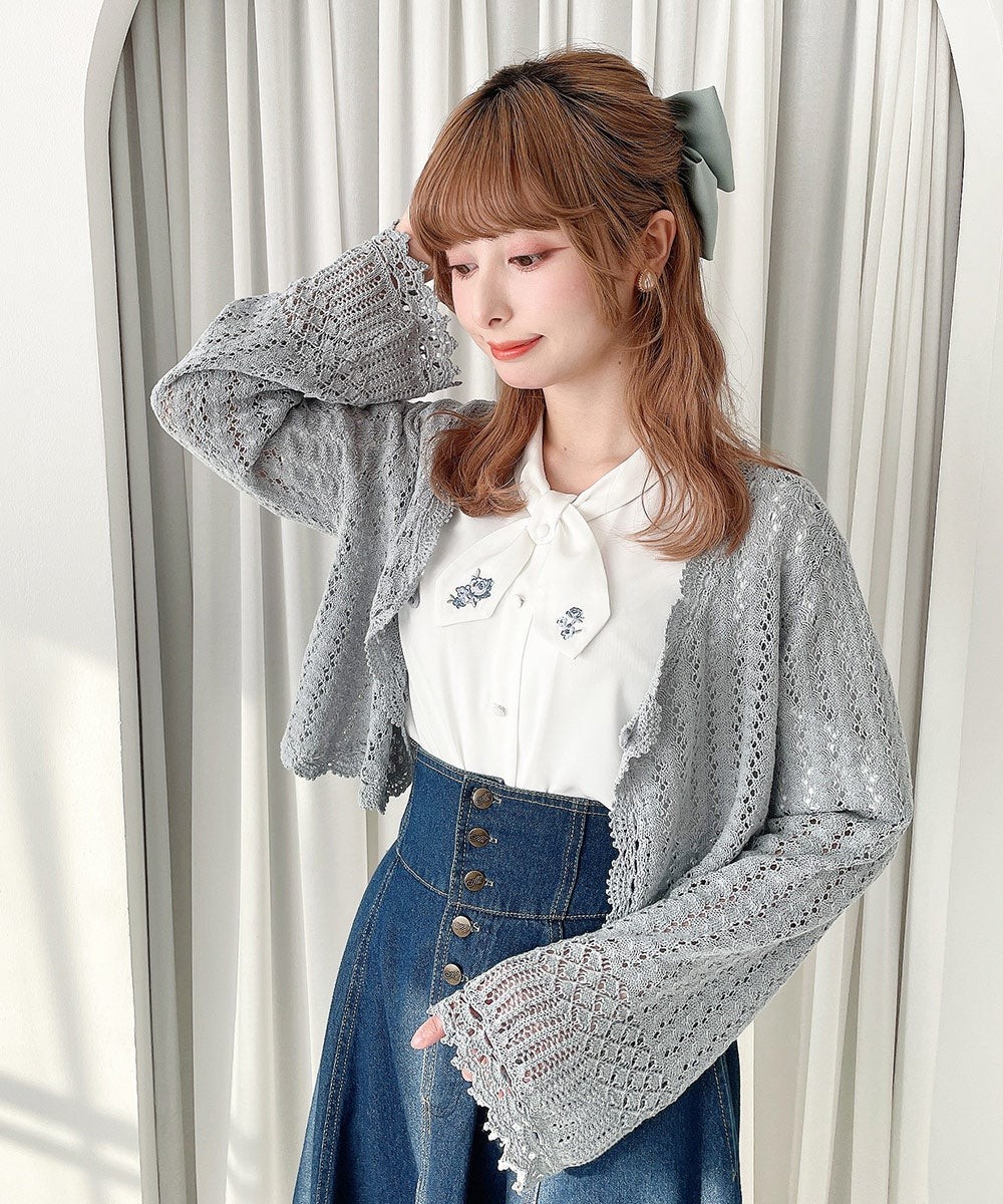 クロシェ風の透かし編みがヴィンテージライクなニットボレロ。