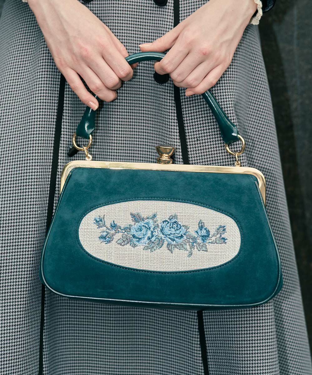 美術品のような繊細な刺繍が美しいアイコニックな別珍バッグ。