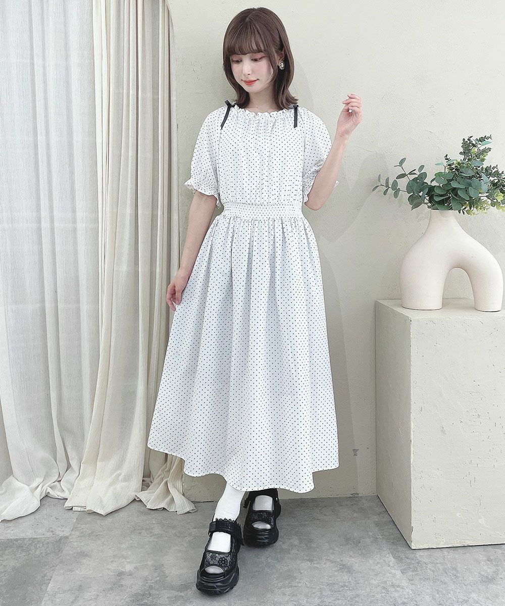 ショルダーのサテンリボンがポイントのドット柄ワンピース👗