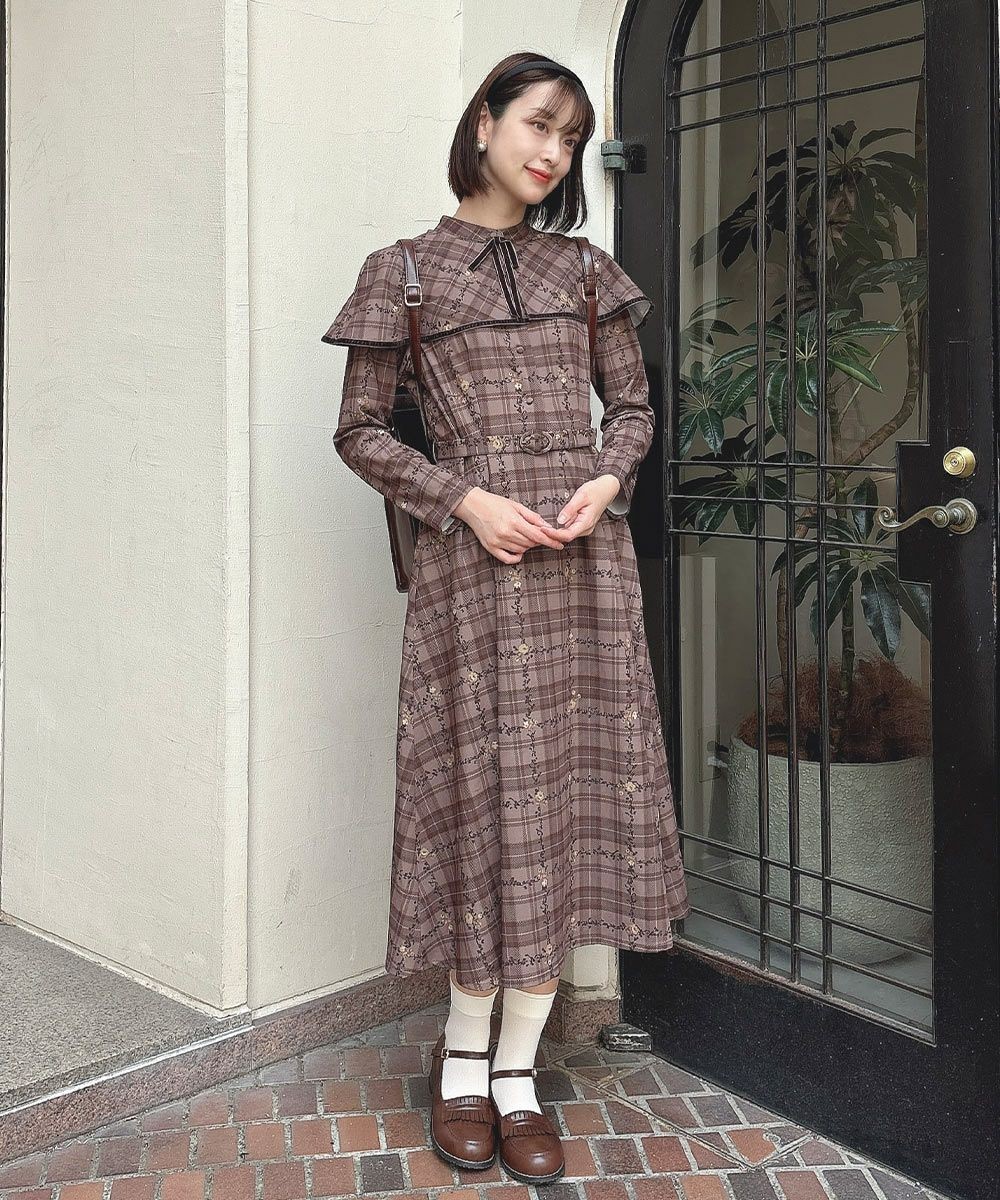 レトロなムード漂うチェック柄が目を惹くワンピース💐