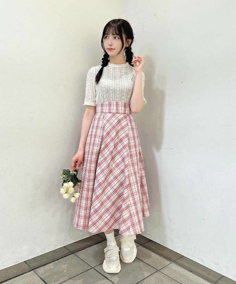 フラワーモチーフのストライプレースを使用したガーリーなトップス🌼