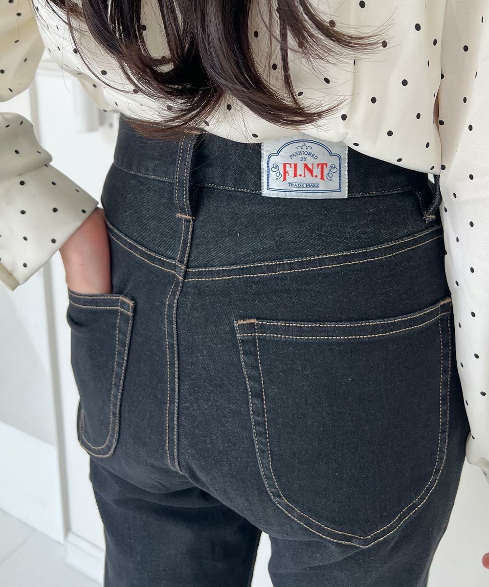 フレンチなコーデに欠かせないデニムパンツ💐