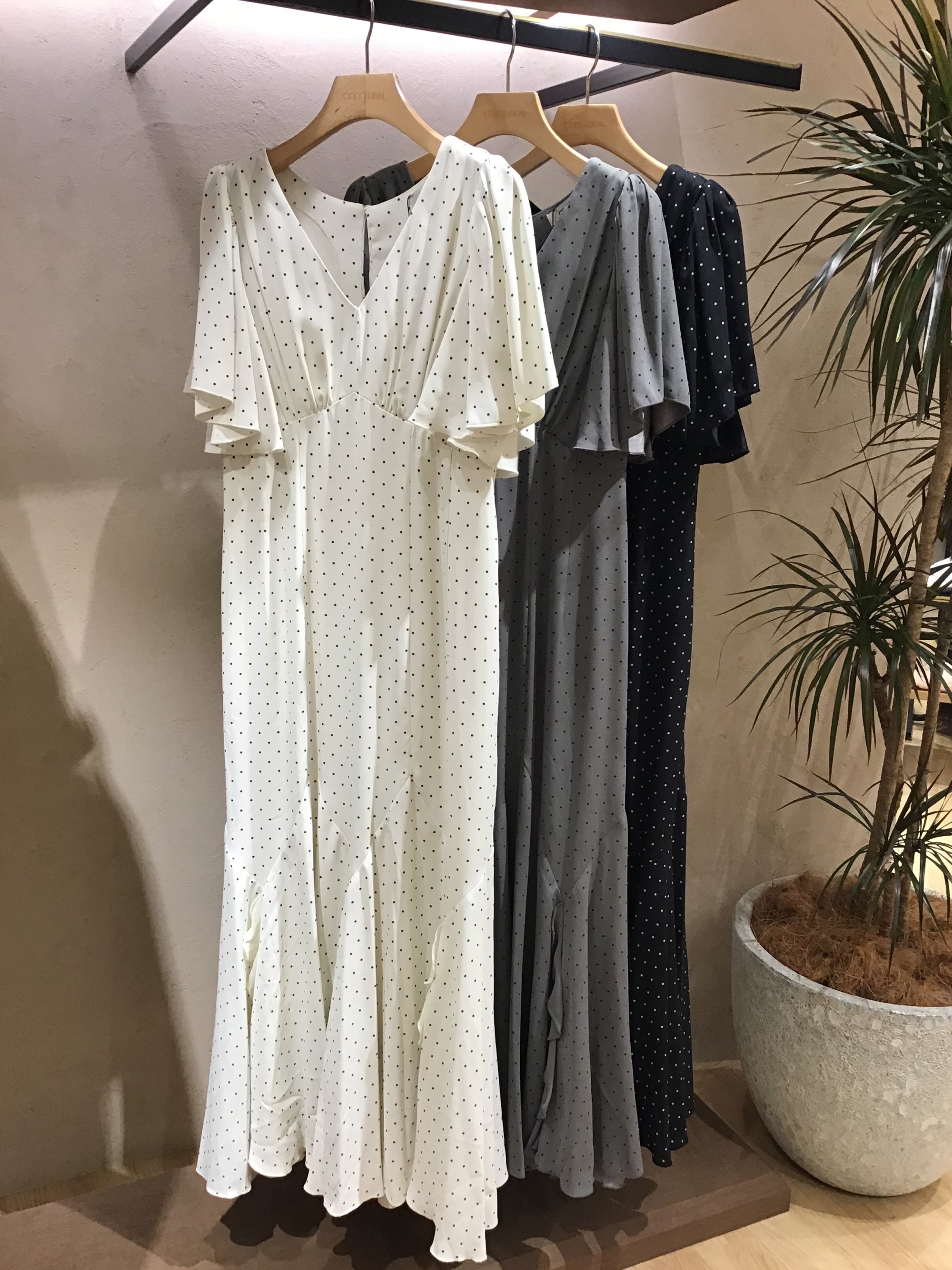【新作入荷✨】フリルスリーブドットマーメイドワンピース