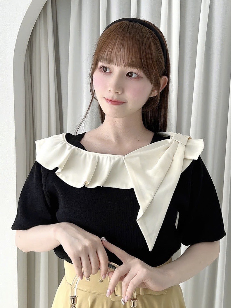 肩にあしらったラッフルリボンがレディライクな印象のニットプルオーバー🖤