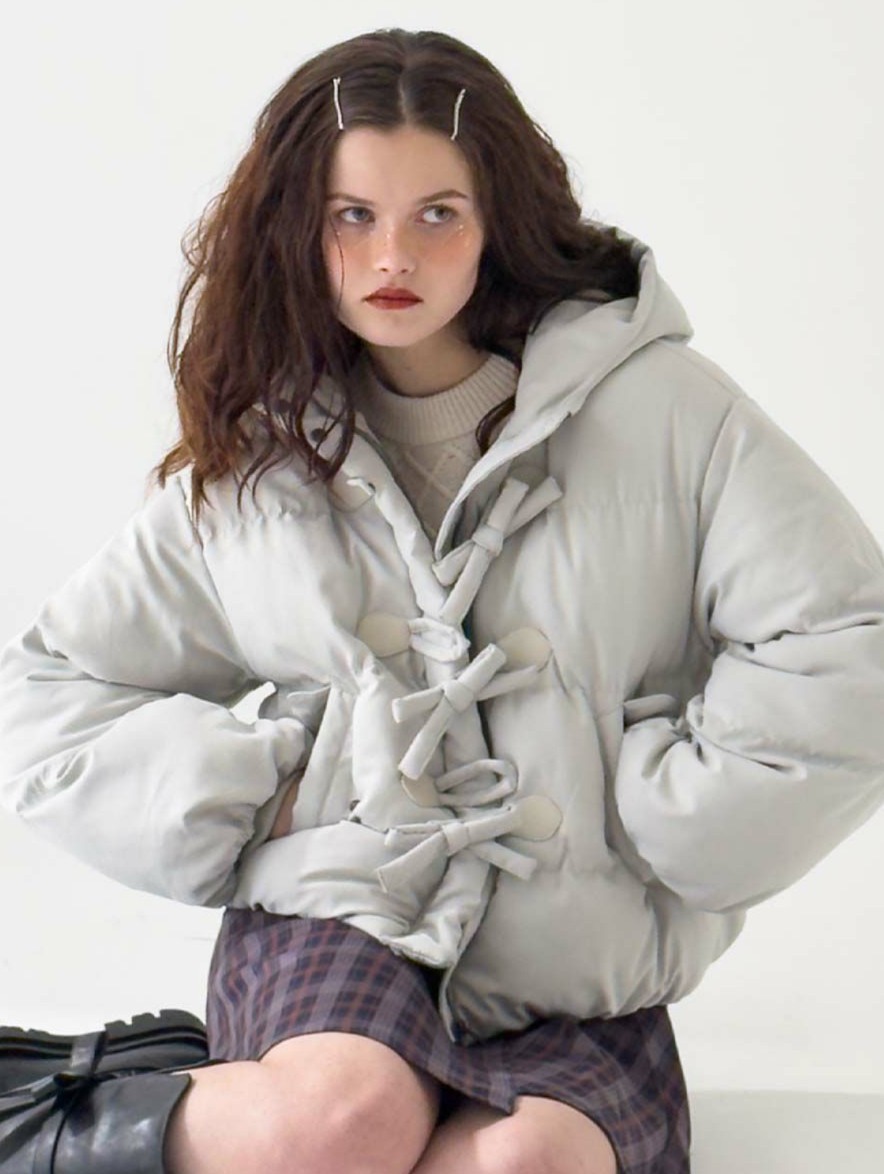 リボンモチーフが釦の代わりになった、キュートなダッフルコート❣️