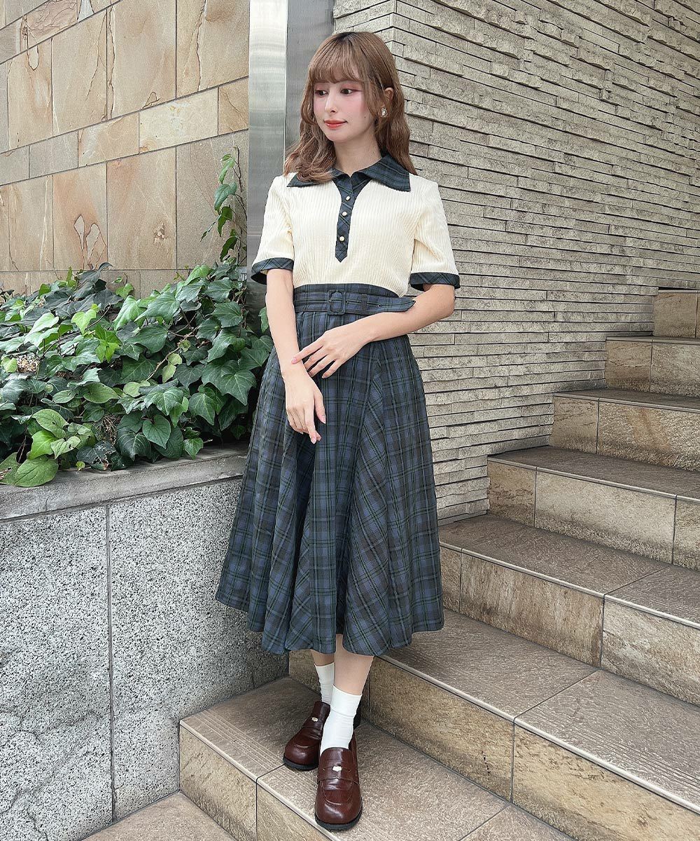 フレアーたっぷりの美シルエットが目を惹くチェックスカート。