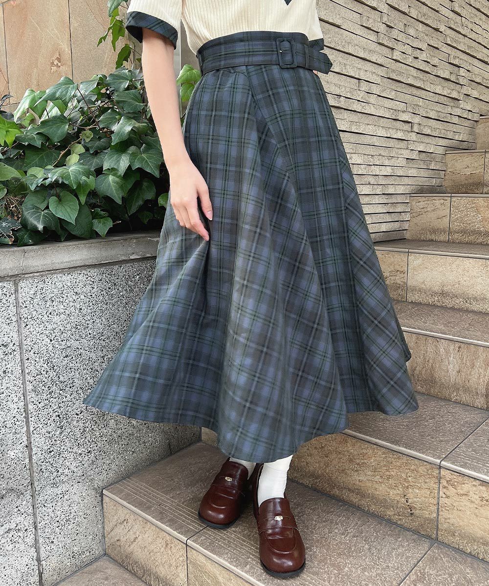 フレアーたっぷりの美シルエットが目を惹くチェックスカート。