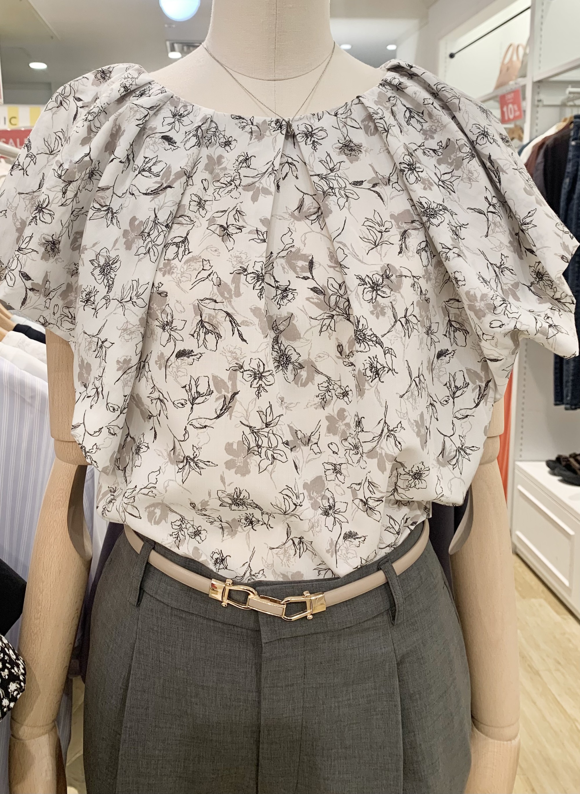 【ふわっと軽やか！盛夏にぴったり】ラッフルブラウス