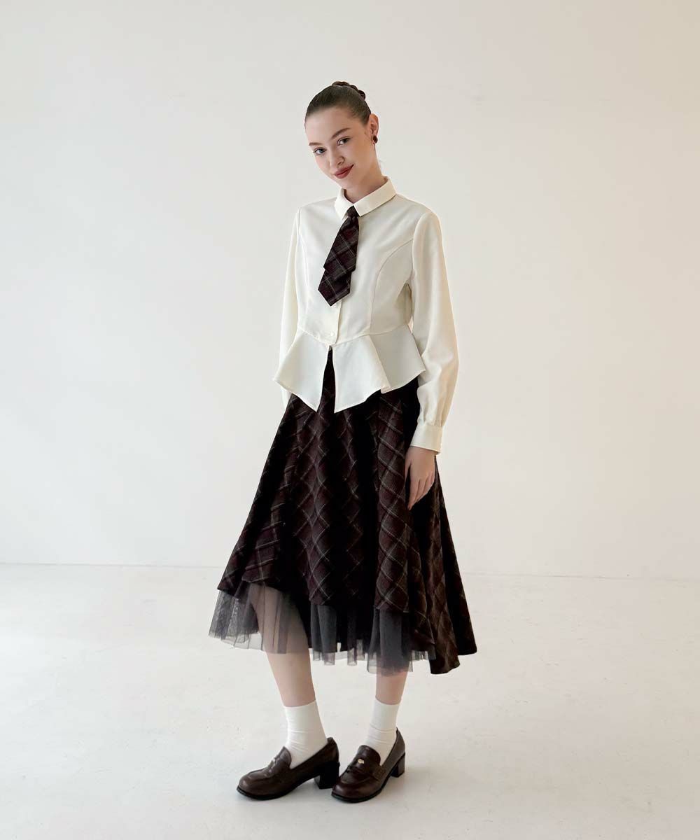 ペプラムの美シルエットが目を惹くネクタイ付きのシャツ🌹