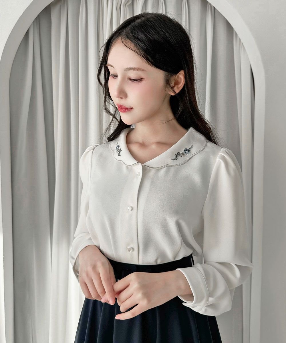 衿にあしらった繊細なローズ刺繍が目を惹くブラウス🥀