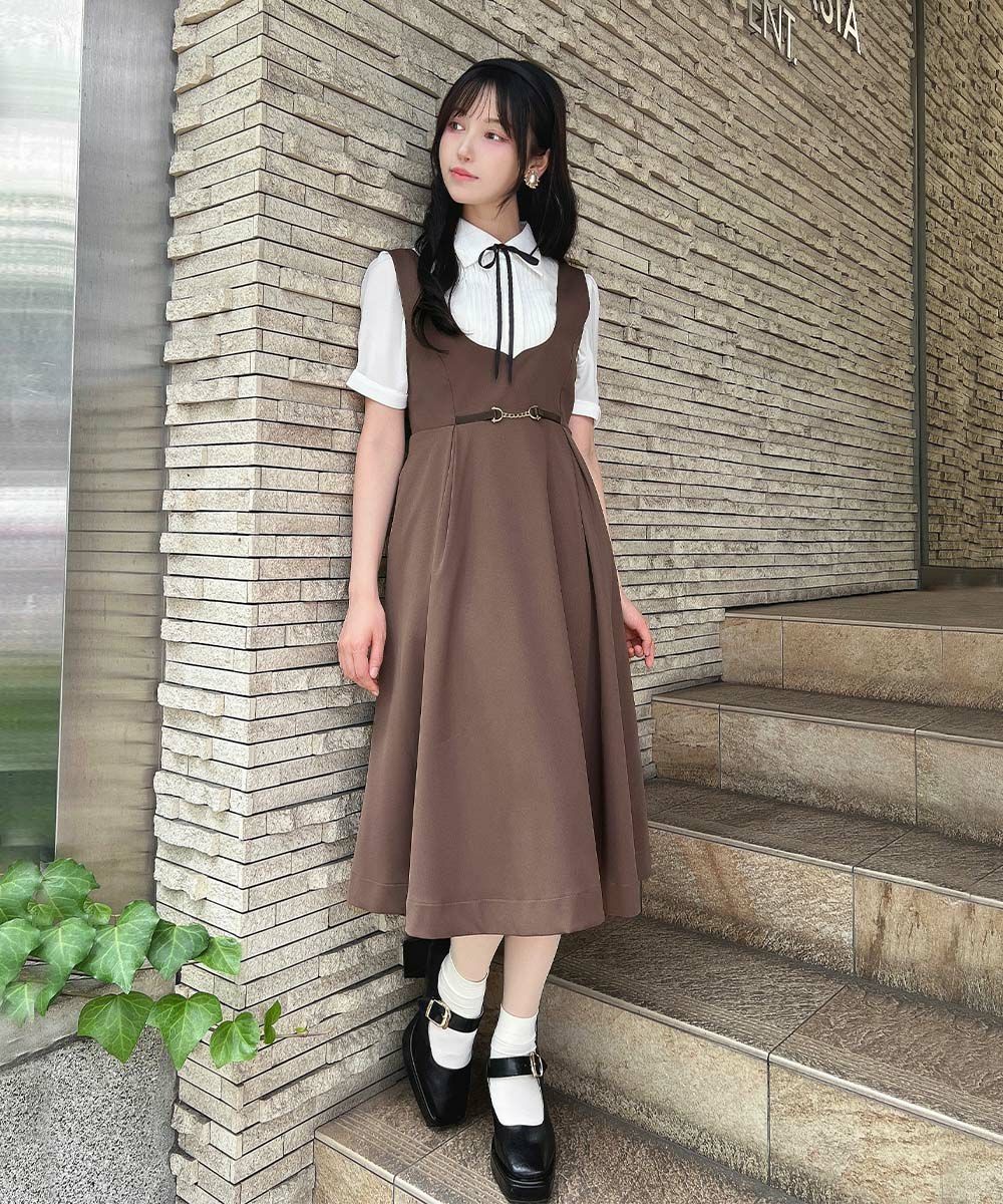 ウエストのチェーンビット使いがコーデを引き締めてくれるジャンスカ🎀