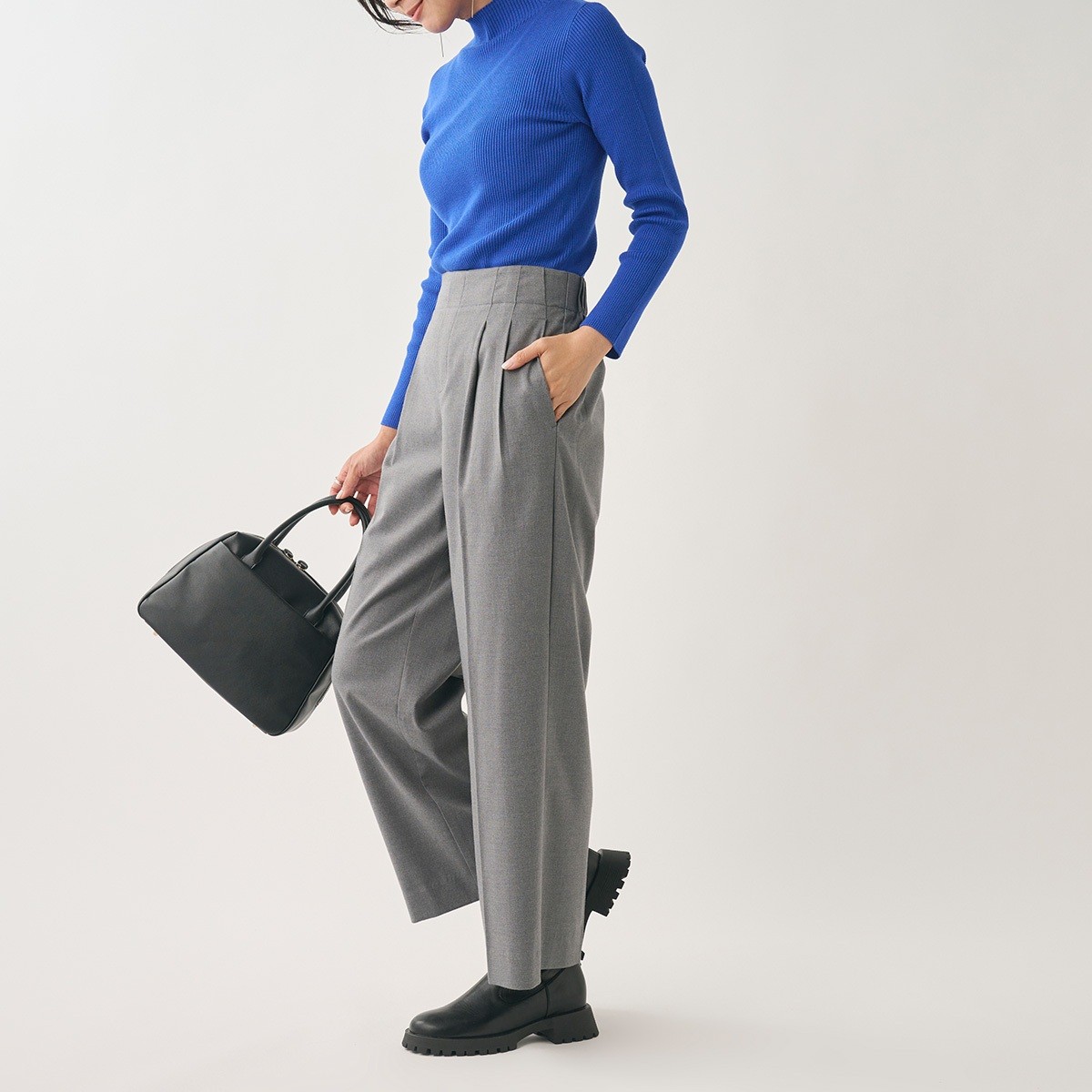 美シルエットと履き心地の良さを両立したタックワイドパンツ