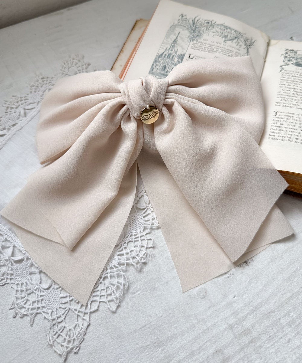 レディライクで存在感のあるラッフルリボンバレッタ。