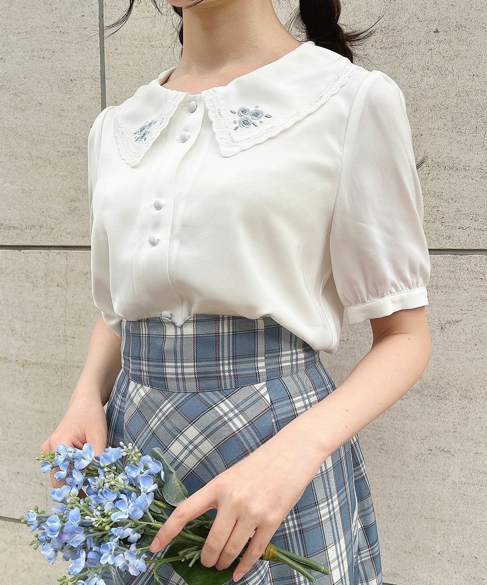 衿のローズ刺繍がとびきりキュートなブラウス🎀