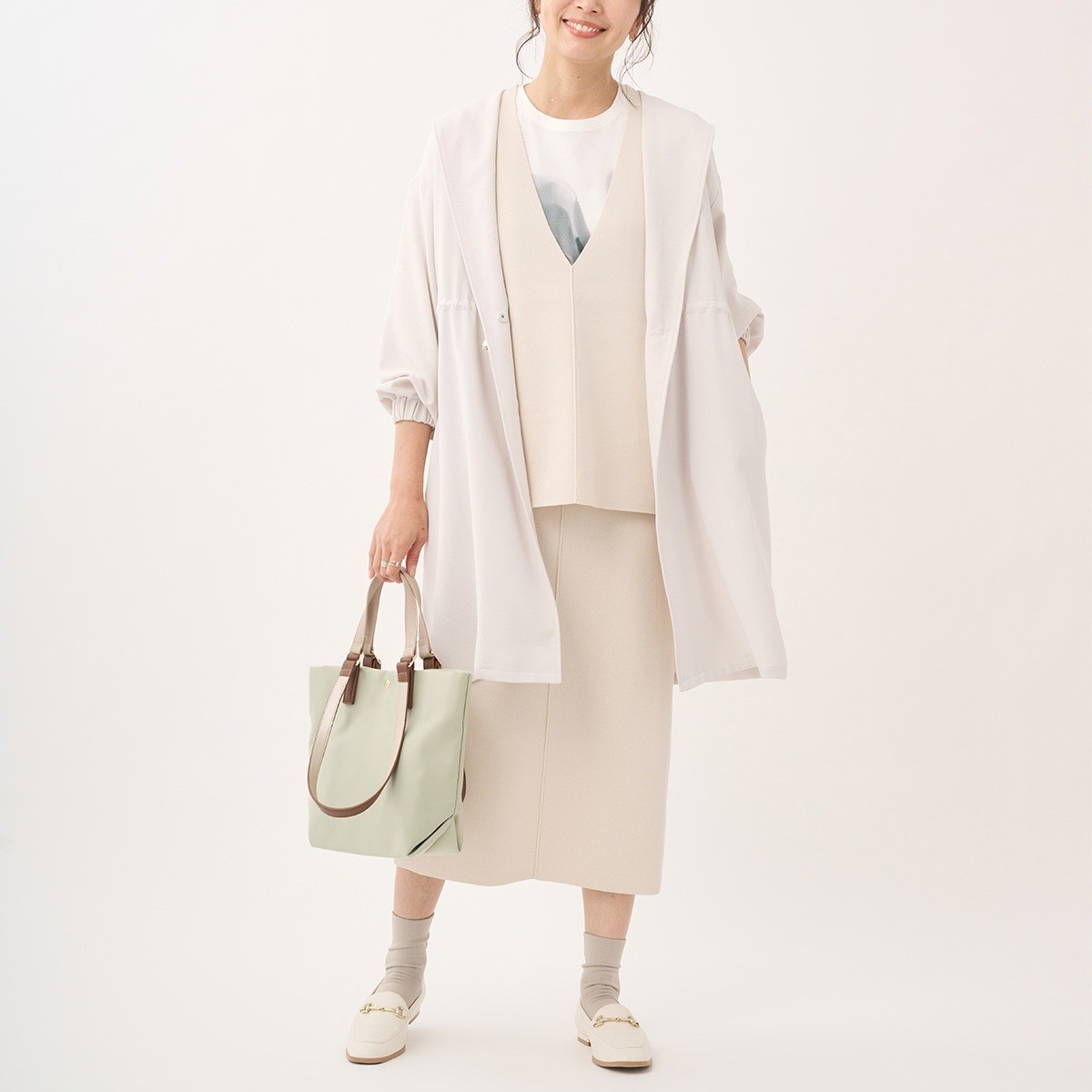 👗カーディガン感覚で季節の変わり目に重宝する、ガウンライクなハーフコート👗