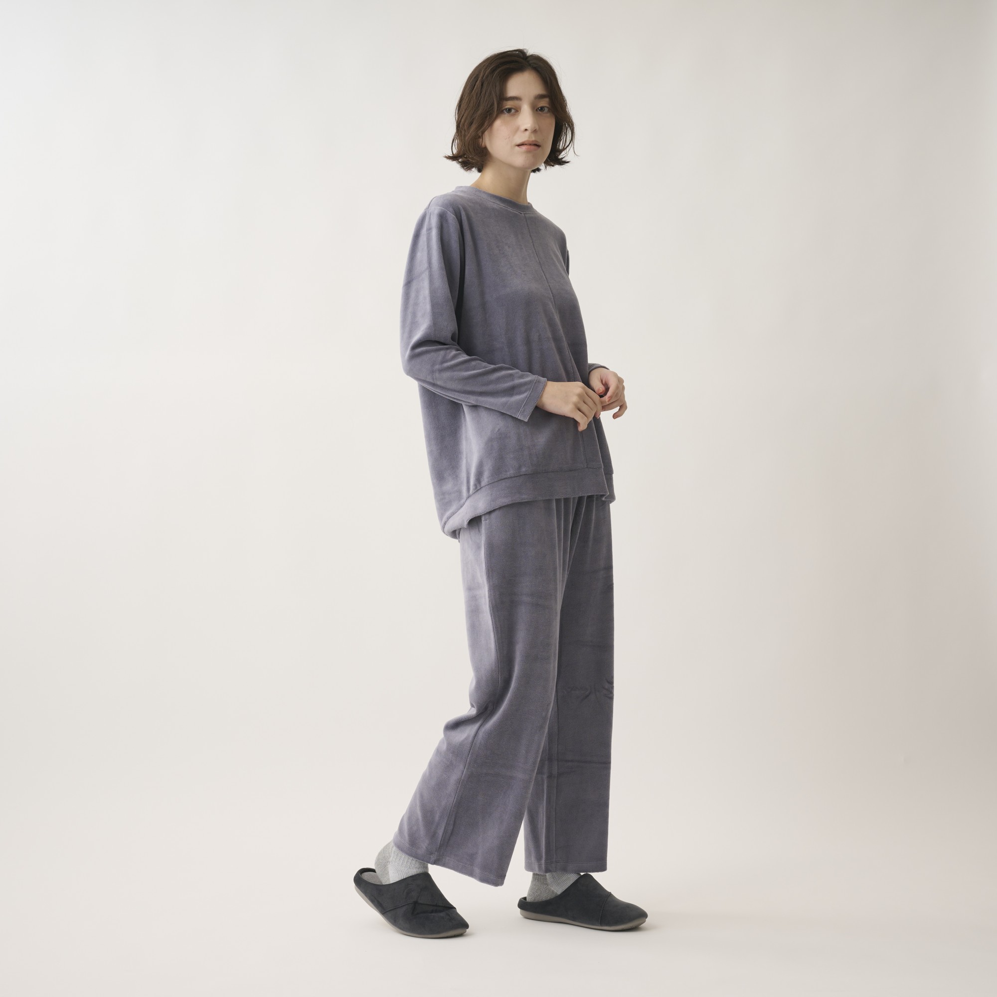 静電気防止で冬も快適!肌に嬉しい綿混ベロアのリラックスウェア