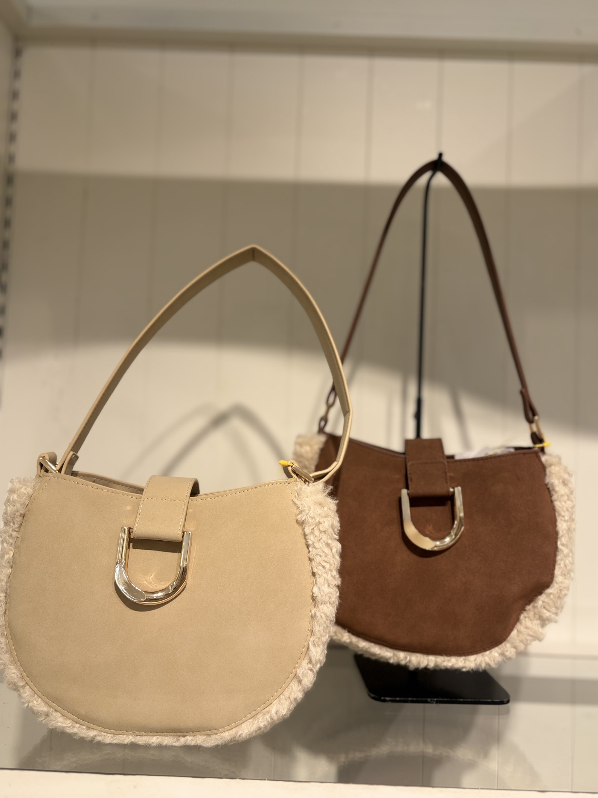 【愛らしいフォルムとスエード感】ショルダーバッグ