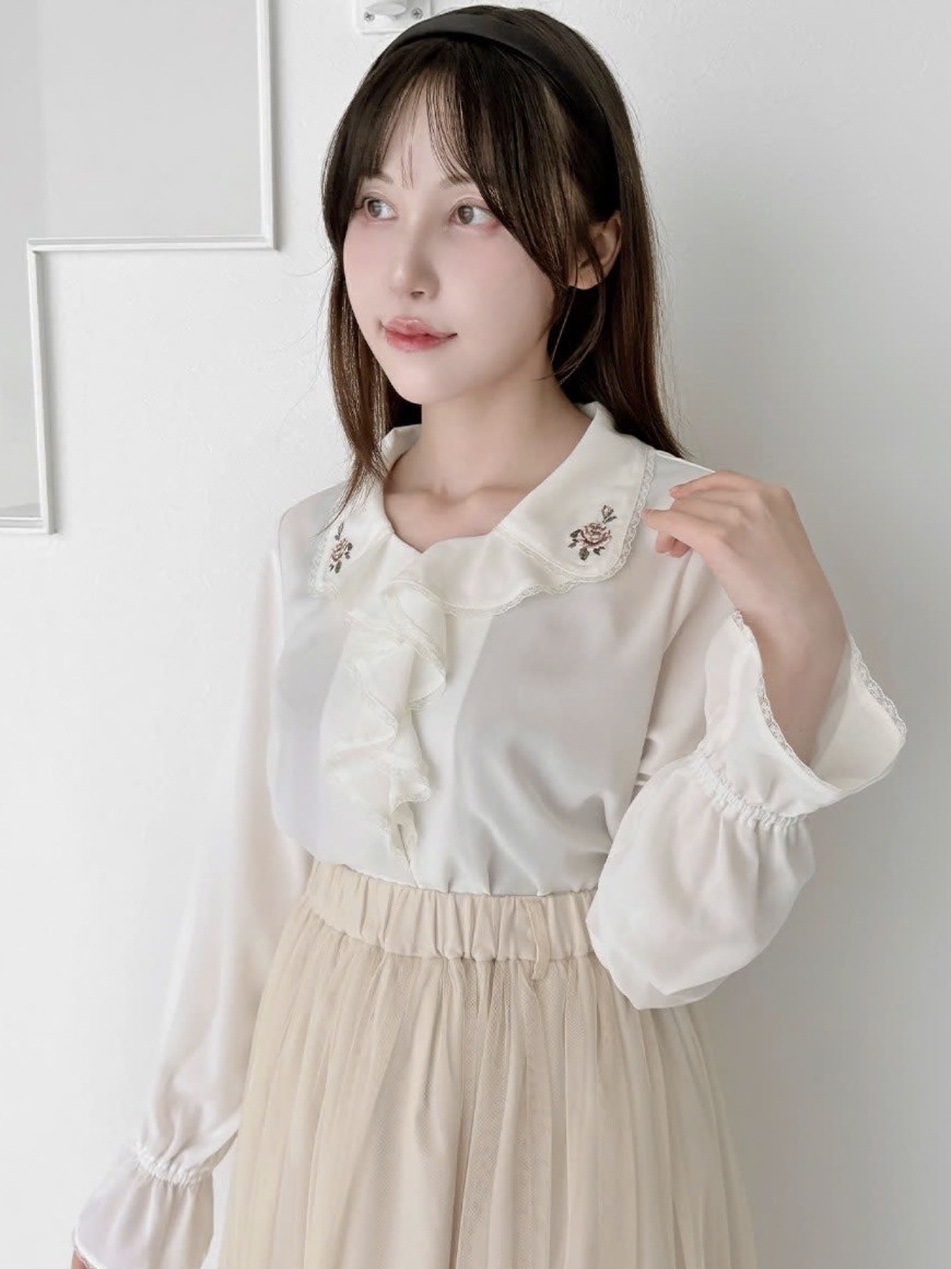 オリジナルのローズ刺繍がクラシカルで目を惹くブラウス🥀