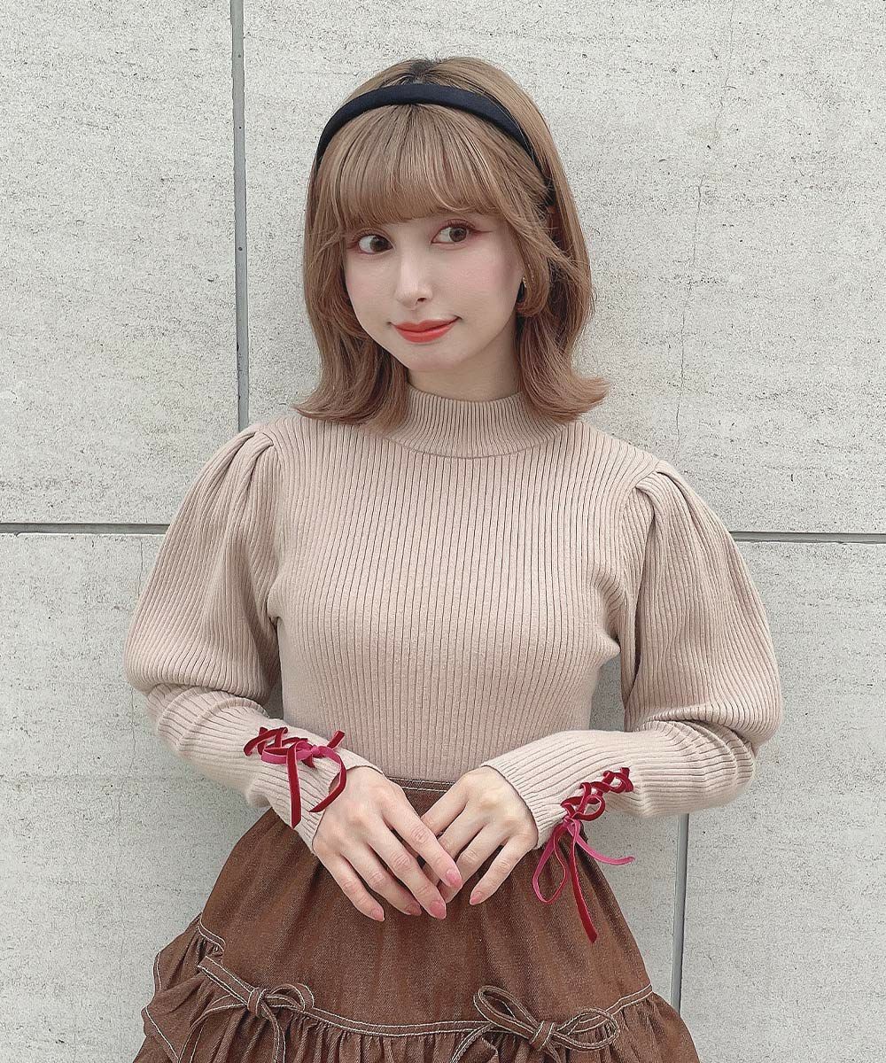 袖口にあしらったレースアップがキュートなリブニット🧶
