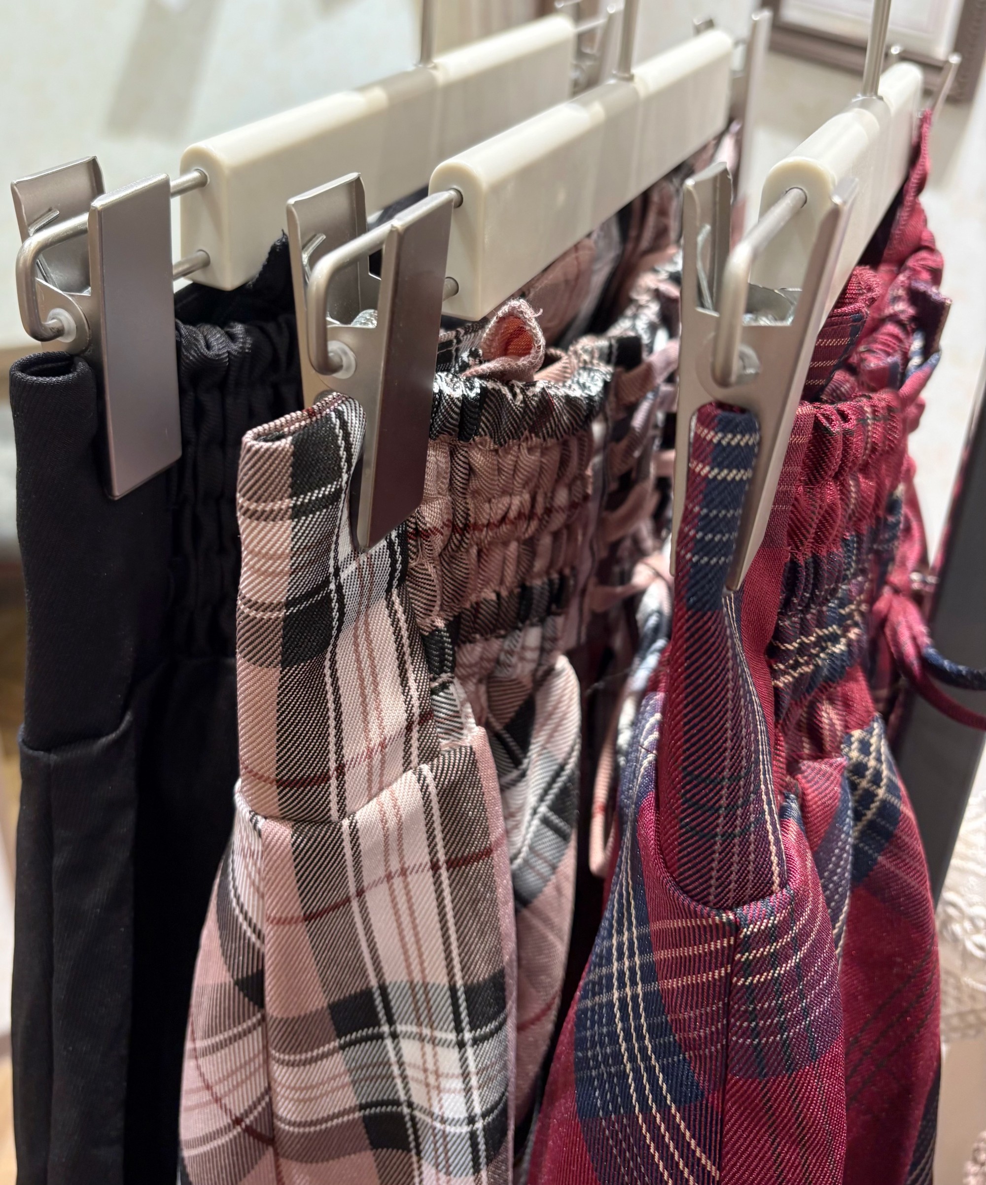 〘フリルサスがかわいい〙スカート