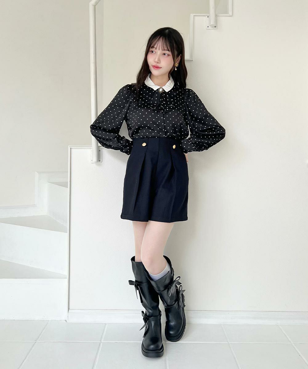 フロントのゴールド釦が上品なレトロさ漂うショートパンツ👞