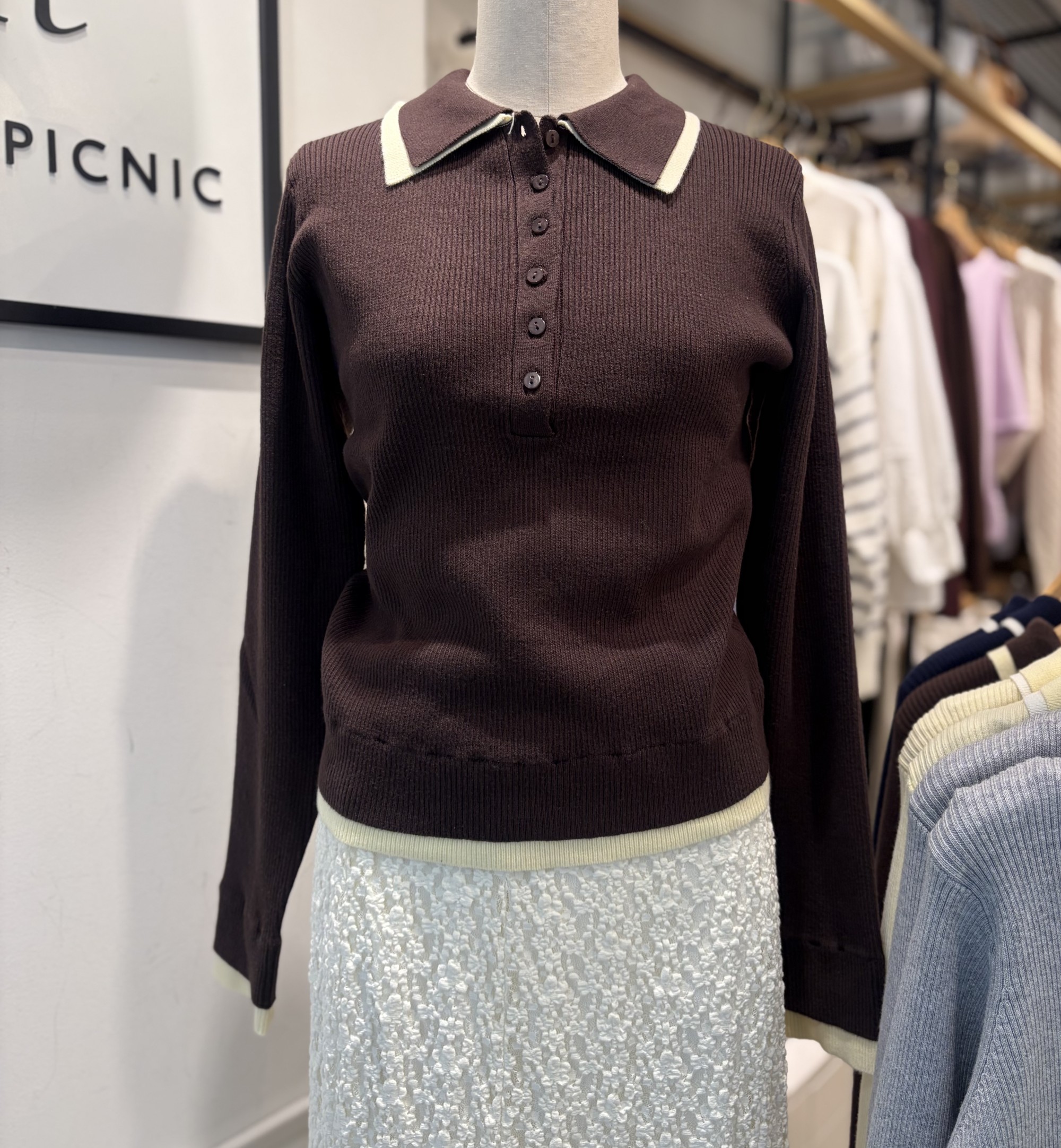 【配色カラーが顔まわりを引き立てる】リブポロニット