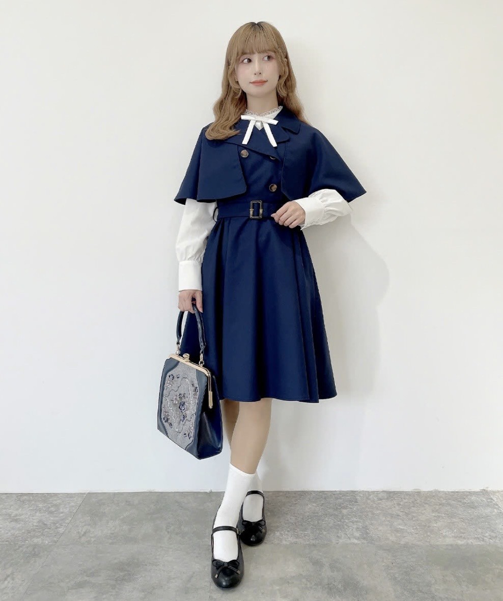 キャッチーなケープが目を惹くトレンチワンピース👗