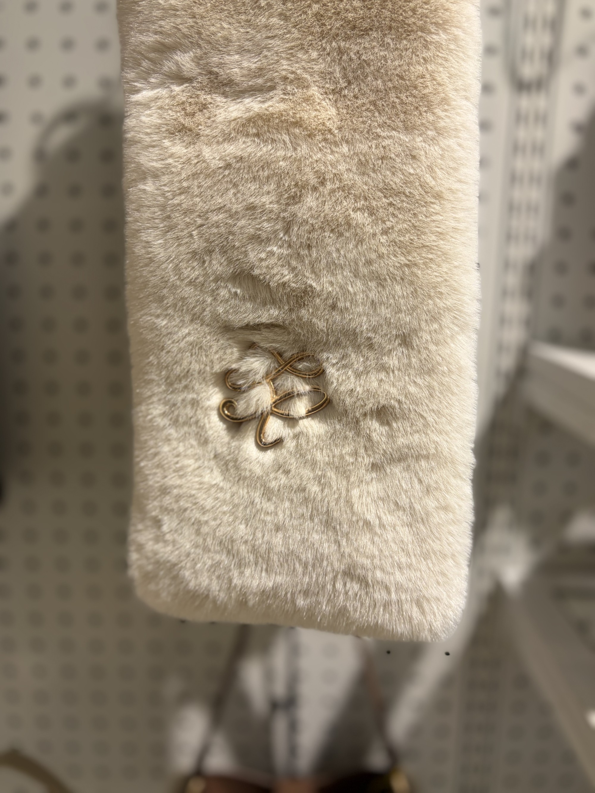 【冬のおしゃれに華を添える】ファーティペット