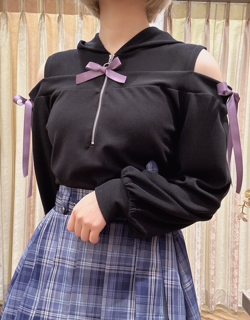 オフショルに大変身のフェミカジトップス