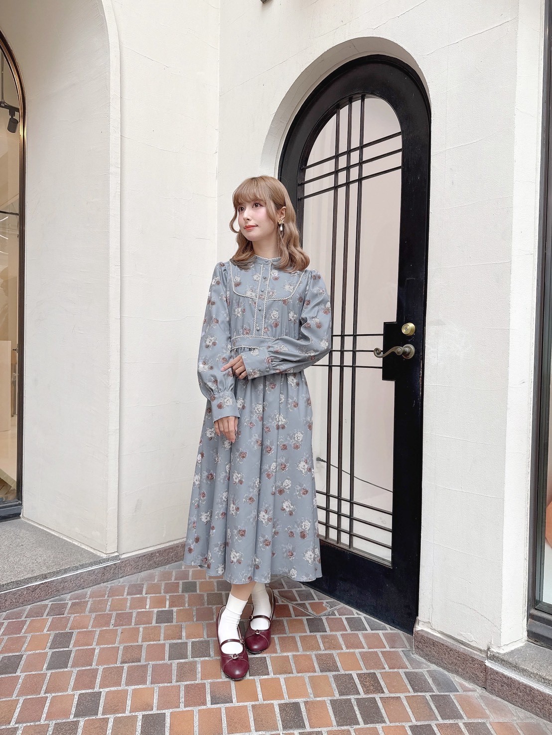 とびきりレトロな花柄が目を惹くワンピース。