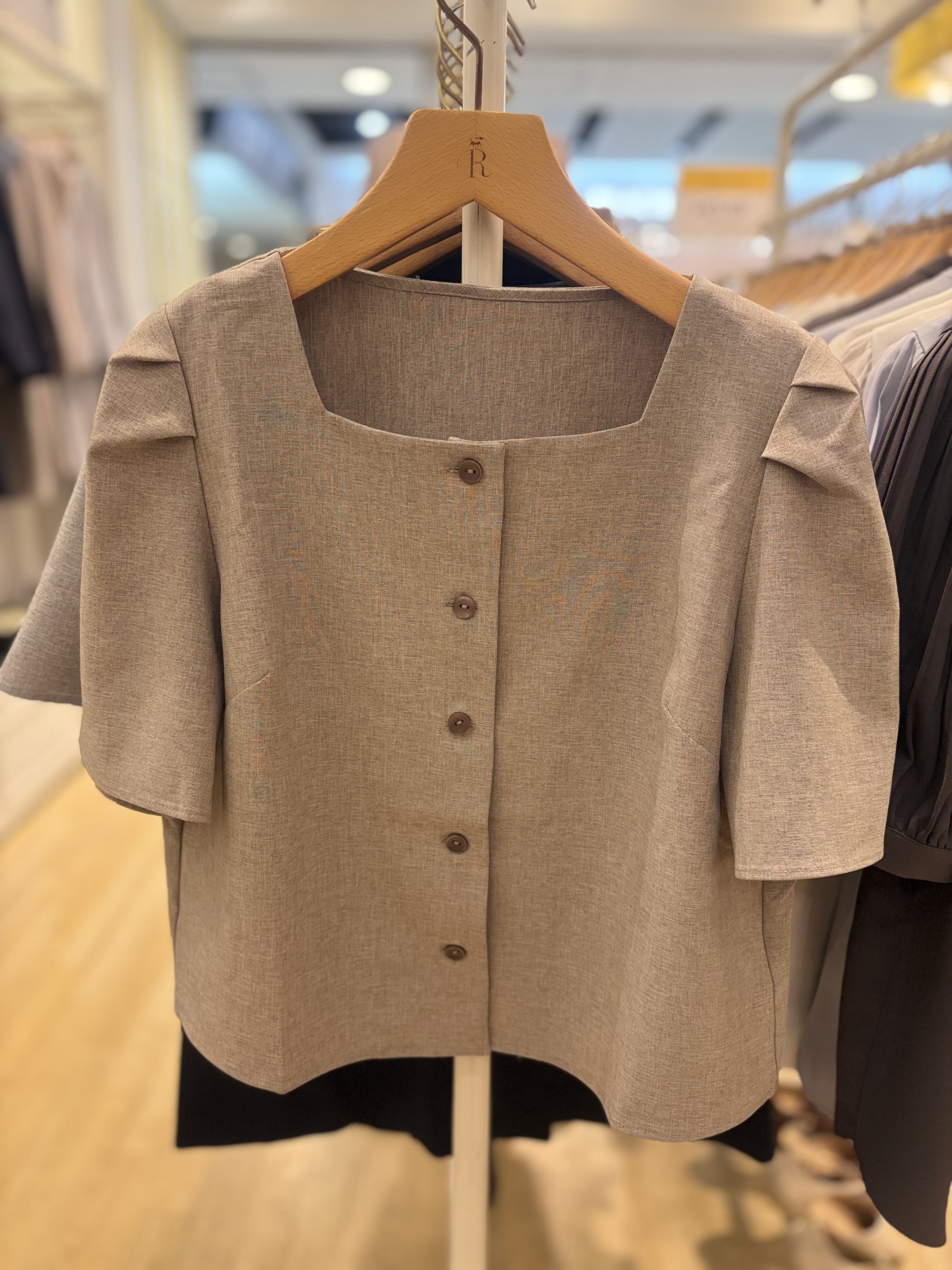 【接触冷感とストレッチで快適、上品に映える】スクエアネックブラウス