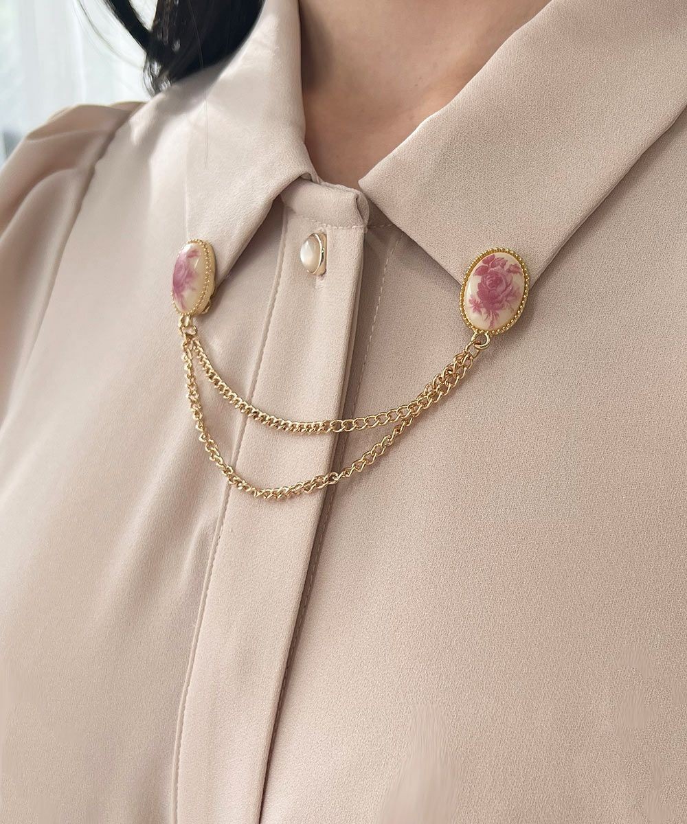 アンティーク調のローズカメオブローチが目を惹くブラウス💐