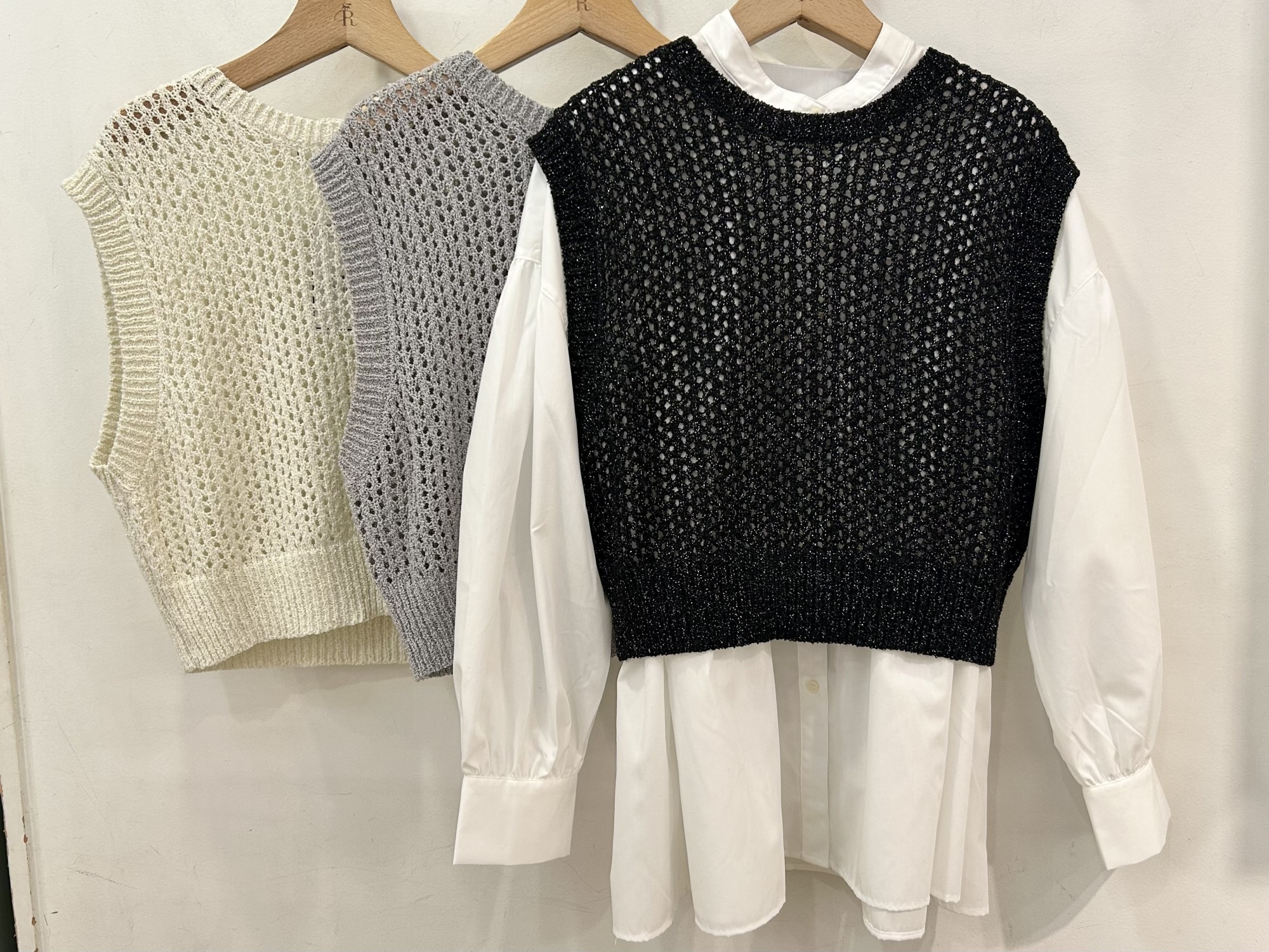 【プラス1アイテムで一気におしゃれに】ラメ入りニットベスト