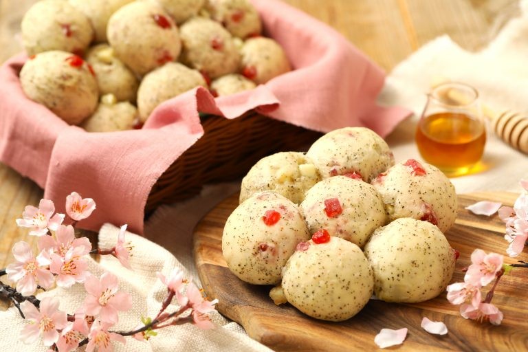 黄金のメロンパン』の春限定商品！】『黄金の桜メロンサンド』をはじめ  