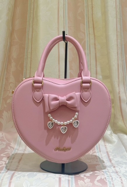 コーデの主役にもなるハートバッグ