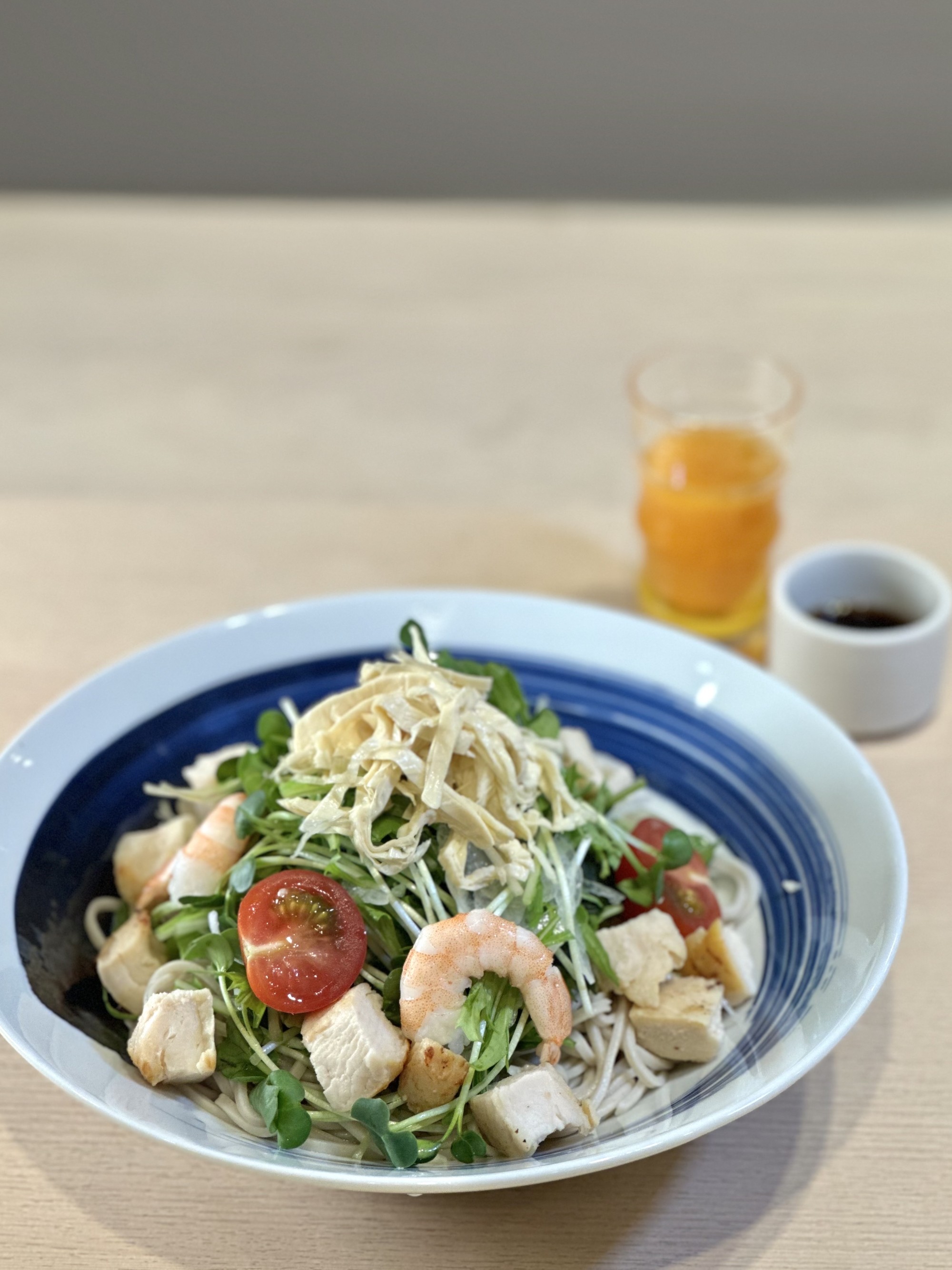 チキンと海老のサラダそば🥗