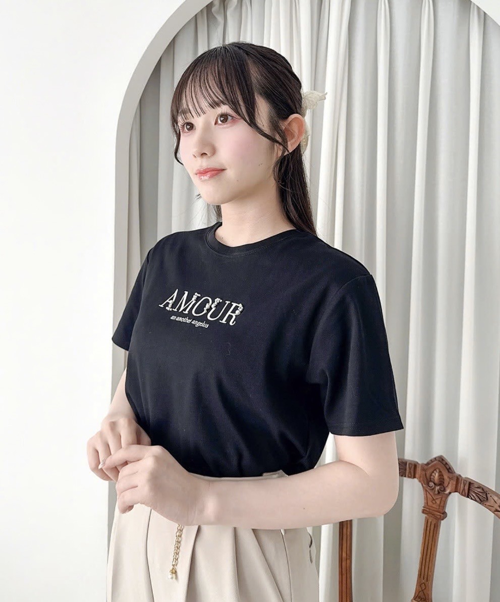 フレンチなロゴ刺繍が目を惹くTシャツ🩵