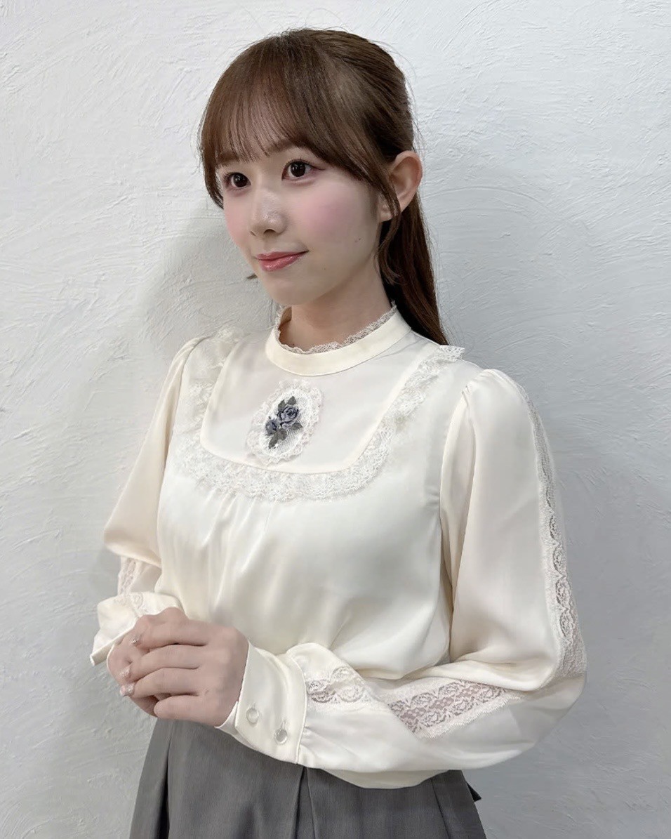 フロントのローズ刺繍がとびきりクラシカルなブラウス🌹