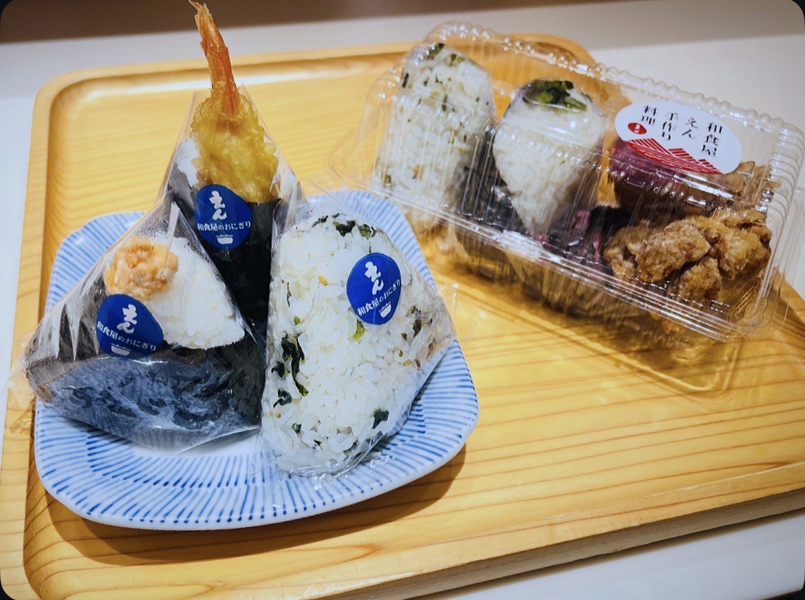 "Hmm... とりあえずおにぎりで 🍙🍙🍙"(Rice Cake)