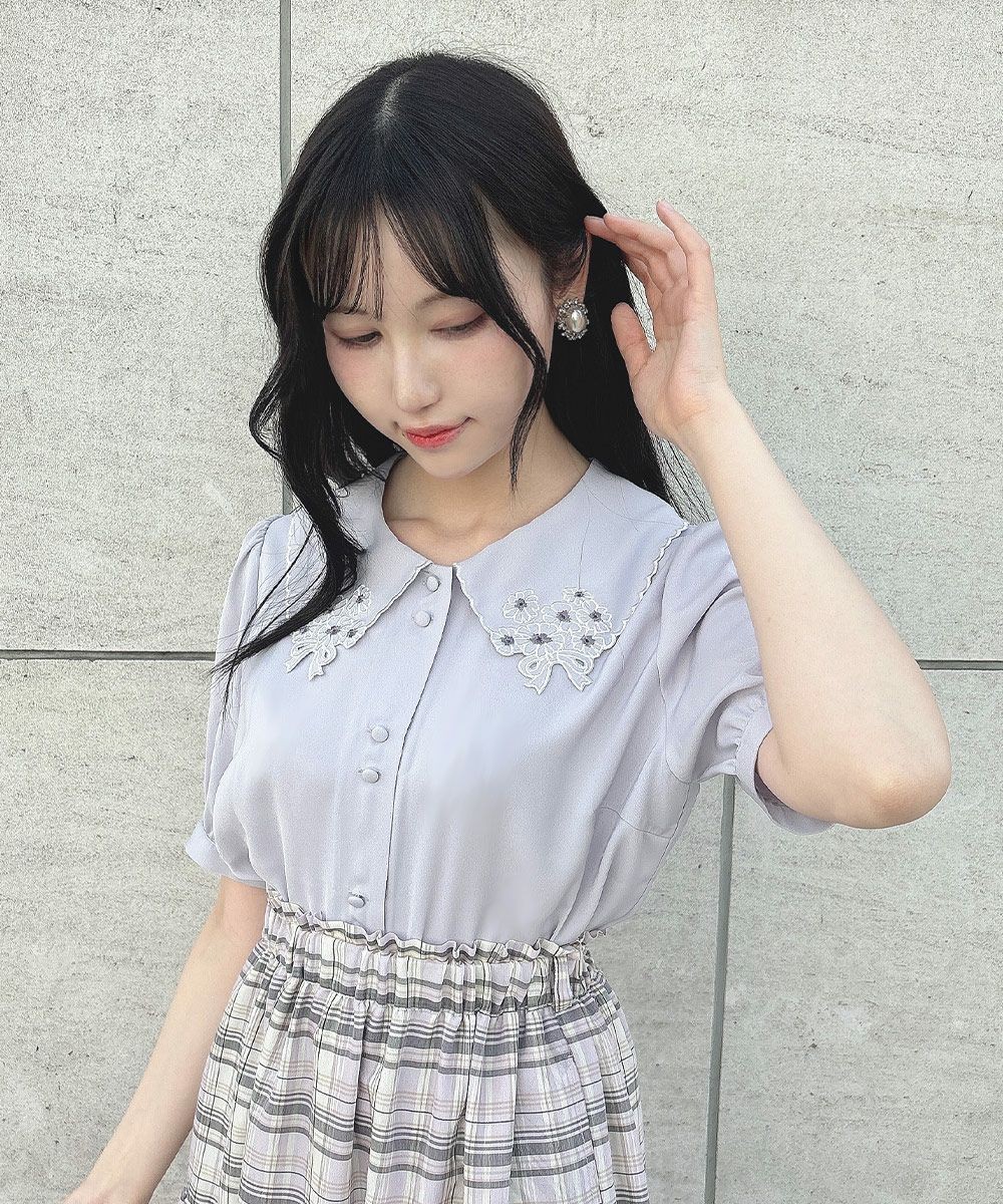 ミニブーケのカットワークがとびきりキュートなブラウス🌷