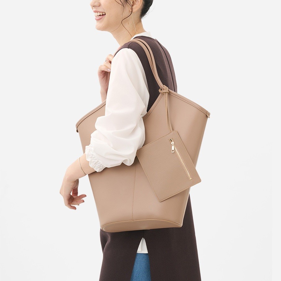 ✨スッキリ見えて、しっかり入る。A4サイズ対応の軽量トート✨