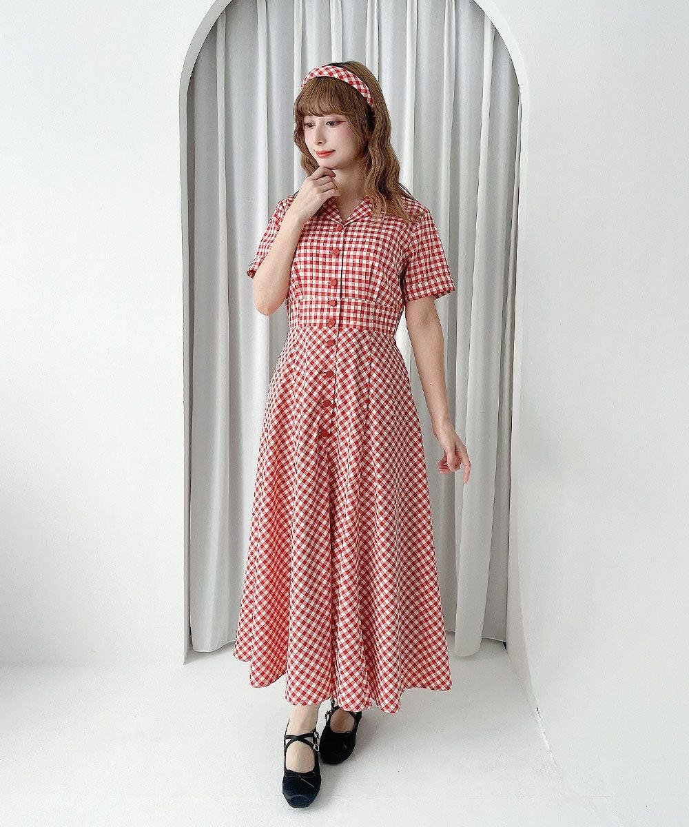 とびきりレトロなカラーリングのギンガムチェックが目を惹くワンピース。