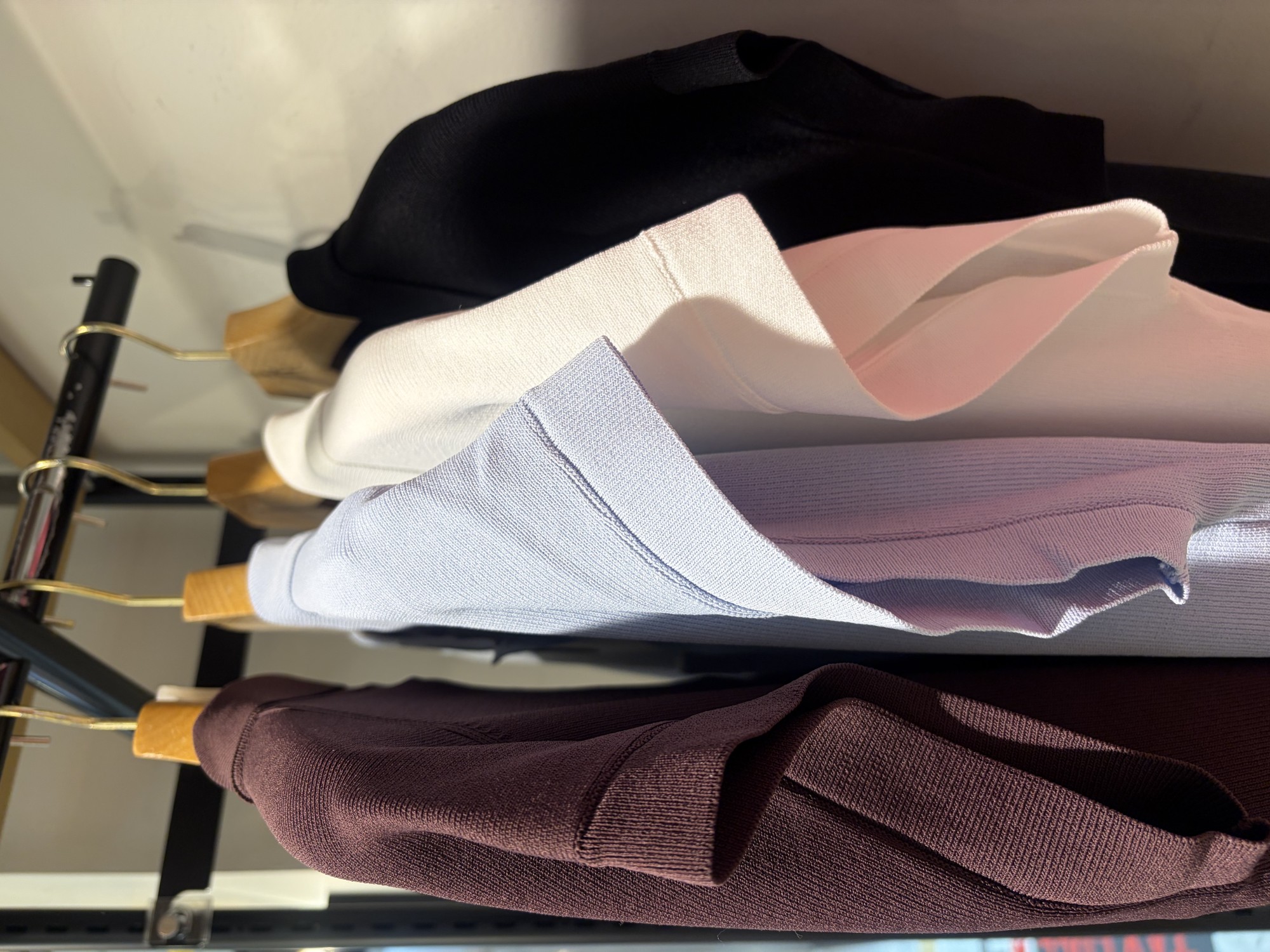 【金ボタンが上品に煌めく】ハーフスリーブポロニット