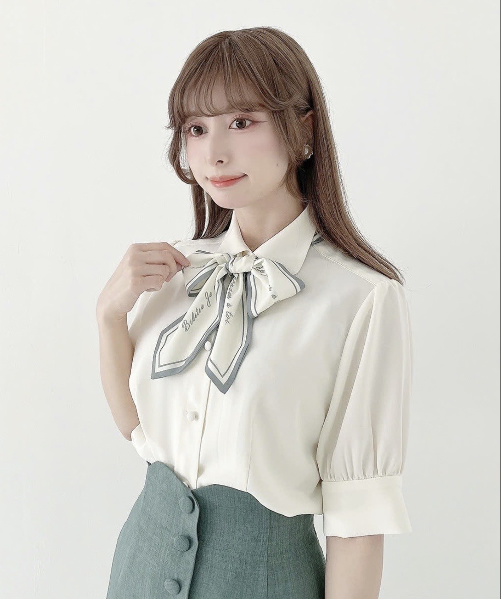 スカーフリボンがとびきりフレンチな印象のシャツ🎀