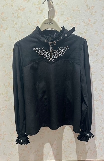 一枚で主役級のゴシックブラウス