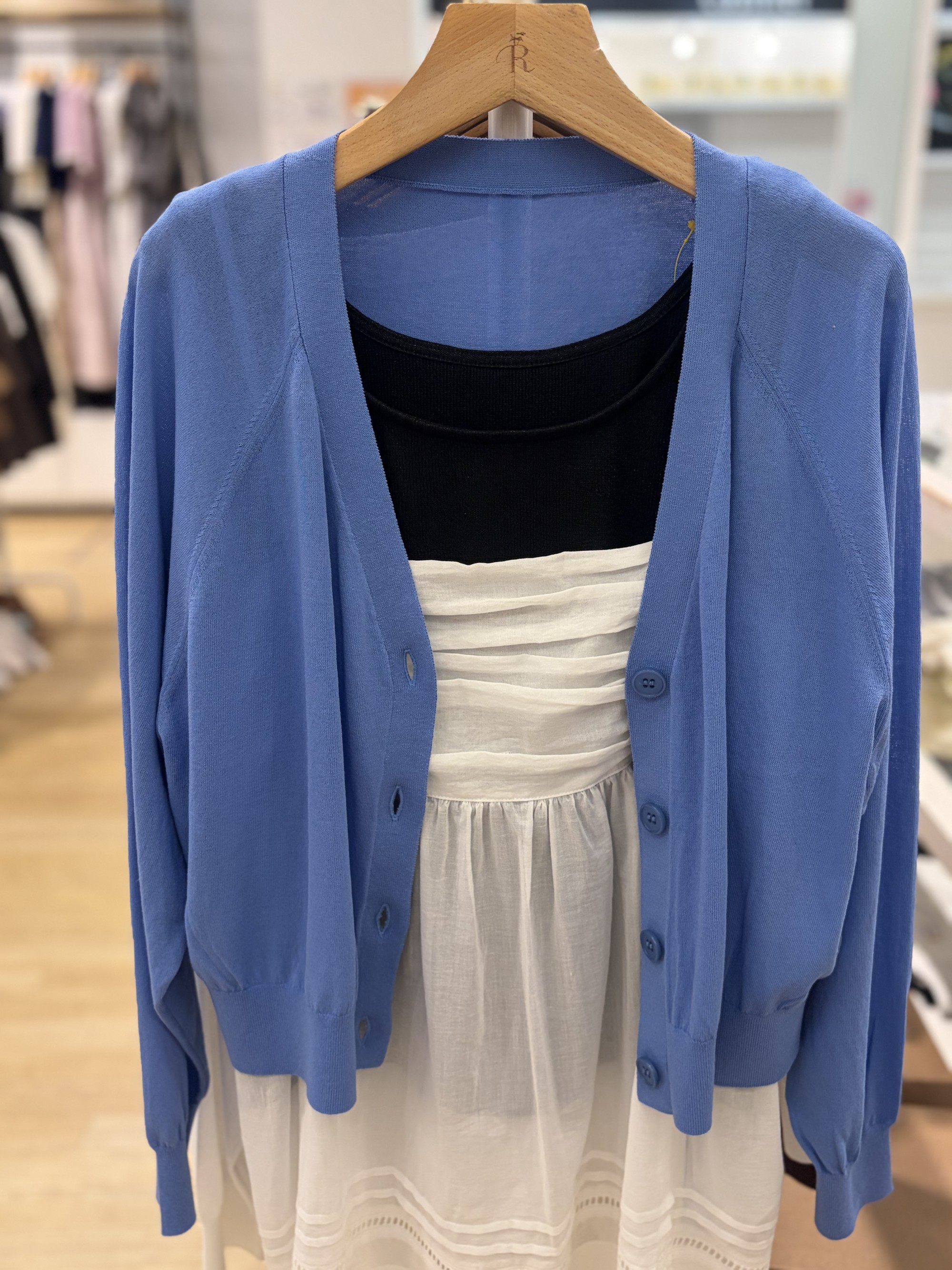 【ゆとりのあるシルエットで上品な抜け感】ショート丈カーディガン