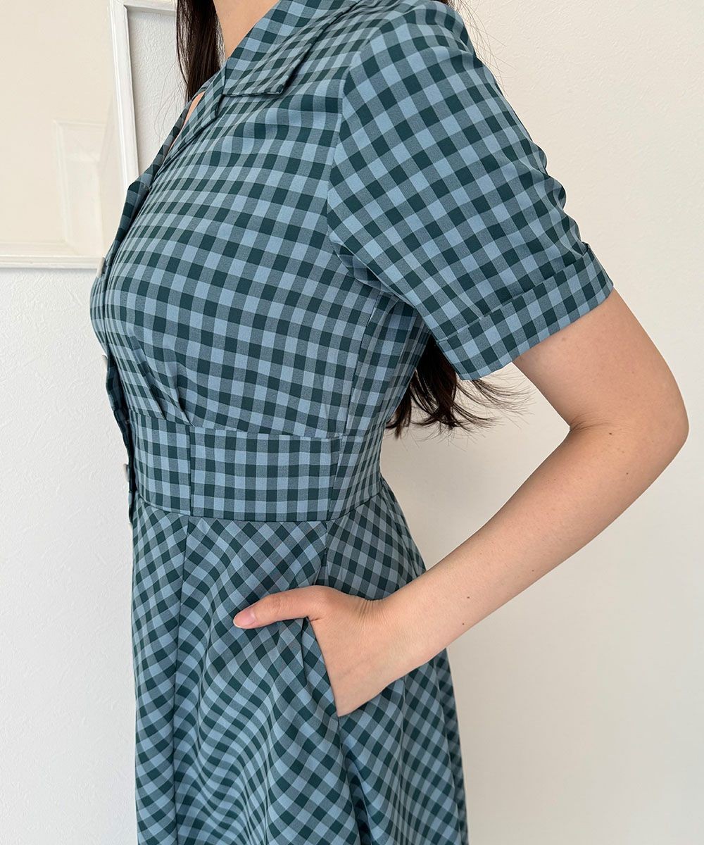 とびきりレトロなカラーリングのギンガムチェックが目を惹くワンピース。