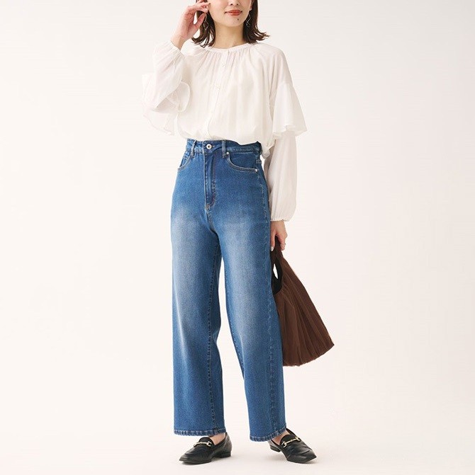 お腹まわりスッキリ！内側サポートゴムで“細見え”を叶えるストレートデニム