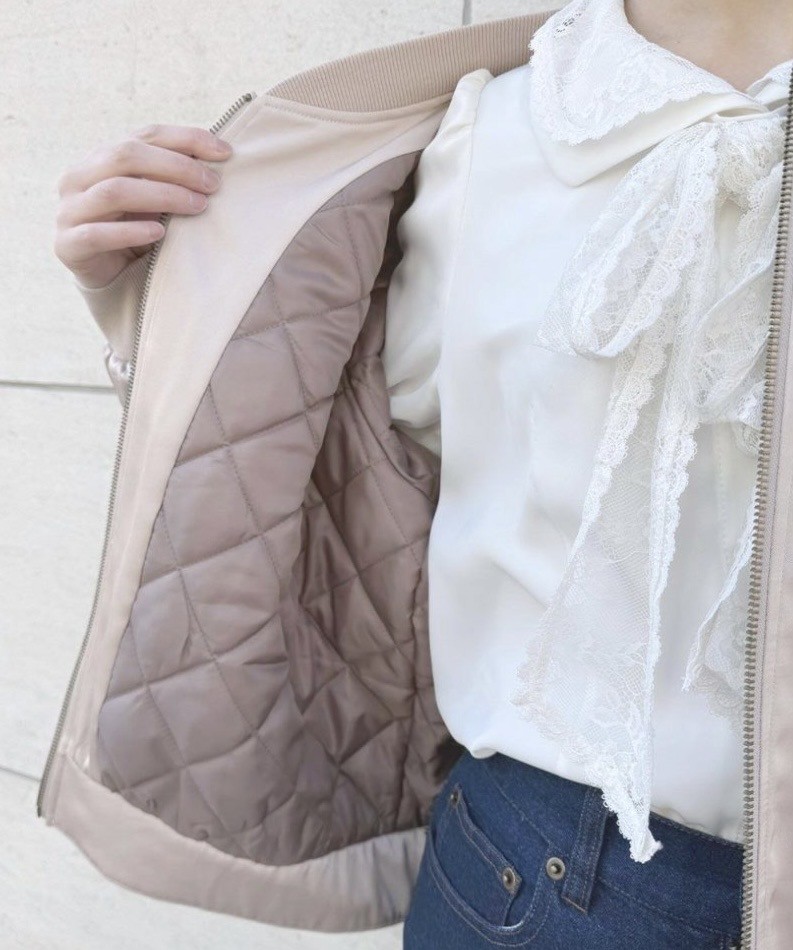 バックスタイルに施したローズアーチの刺繍が目を惹くブルゾン♡