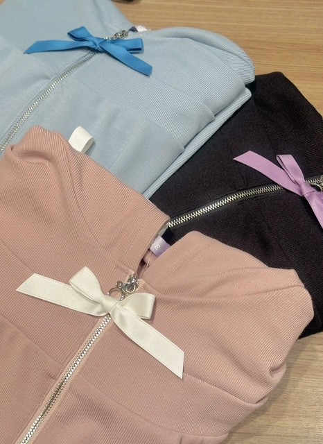 オフショルに大変身のフェミカジトップス